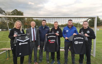 NEUE TRAININGSANZÜGE UND T-SHIRTS DANK SPONSOREN